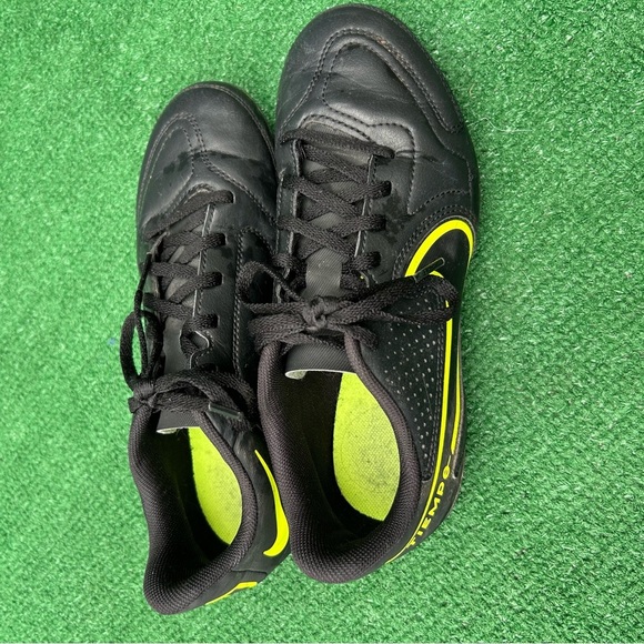Black soccer Shoes 👞 - Picture 3 of 5